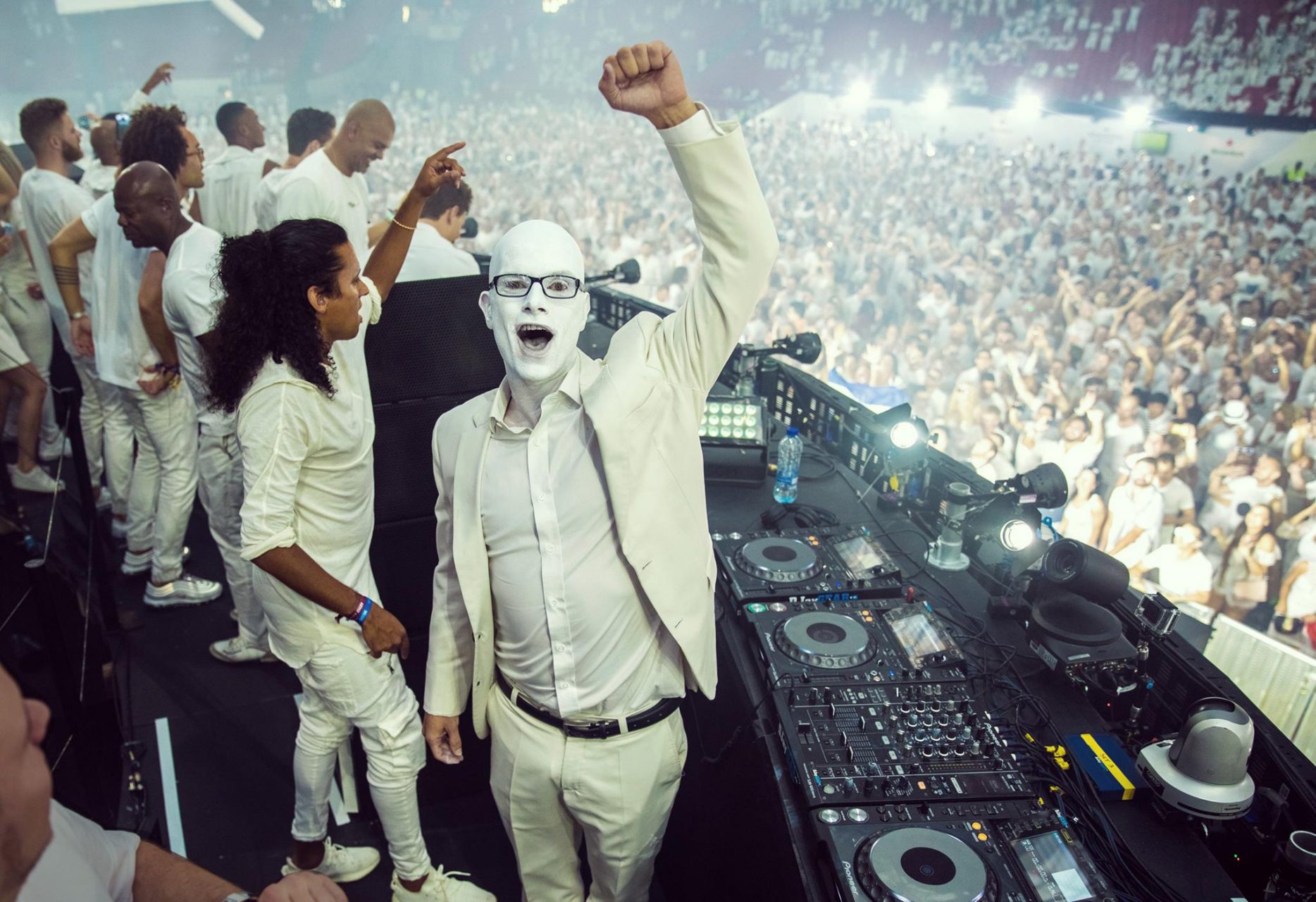 Sensation white. Sensation White 2013. Sensation White 2021. Сенсейшен Вайт пати Питер.